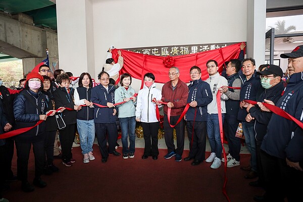 台中市政府活化廣福陸橋下閒置空間,斥資近1500萬元打造廣福里活動中心,歷經近1年工期,21日順利落成啟用。圖/台中市政府提供