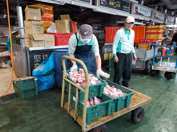 攤商處理善後。圖/市場處提供