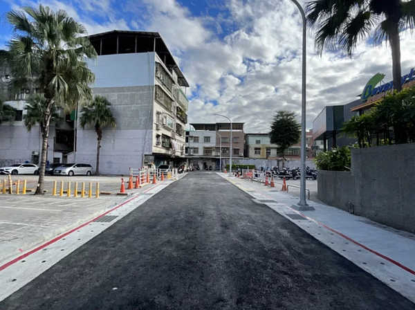 蘆洲區信義路157巷2弄至鷺江街15巷瓶頸道路打通工程,將於明日開放通車,工程完工後,消防救災動線不僅更順暢也解決民眾繞道通行困擾。圖/新北工務局提供