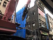 基隆崁仔頂魚市旁閒置製冰廠坍塌　市府強制拆除今動工