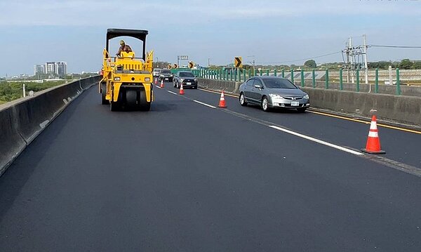 2024台灣燈會將於台南登場,南市府正進行台86灣裡交流道至仁德交流道路面改善工程。圖/台南市政府提供