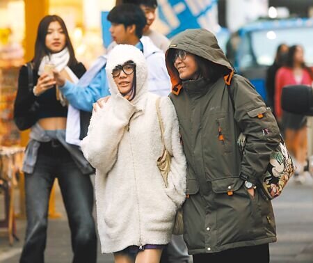 冬季首波寒流逐漸南下，根據中央氣象署資料，21日本島平地最低溫9.6度出現在桃園市楊梅區，氣象署目前針對北北基宜等地發布低溫特報，下探6度，台北街頭民眾穿禦寒衣物出門。（陳君瑋攝）