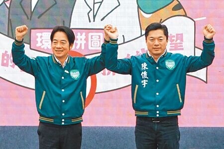 民進黨總統候選人賴清德（左）21日赴宜蘭，開出高鐵延伸宜蘭等交通4帖藥方，向選民強調讓他與立委候選人陳俊宇（右）一起來推動。（李忠一攝）