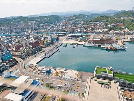 為加速都市景觀改善與推動危老都更,基隆市都發處21日頒布修訂「基隆市都市計畫容積移轉許可審查要點」,明年起開放受理容積移轉折繳代金申請。(張志康攝)