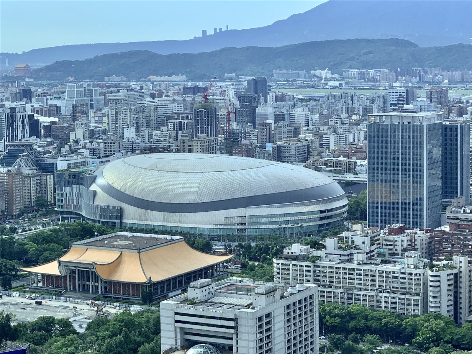 市定古蹟松菸鍋爐房過去因遠雄大巨蛋施工不當導致菸廠煙囪傾斜，文化局至今每年需編列千萬預算修復，議員許淑華認為，修復費用應由遠雄支應，教委會今審查預算也做成附帶決議。圖／聯合報系資料照 