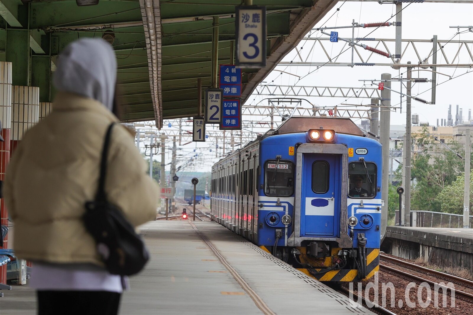 行政院長陳建仁下午前往台中沙鹿車站聽「海線鐵路雙軌計畫進度」簡報並會勘。記者黃仲裕／攝影 