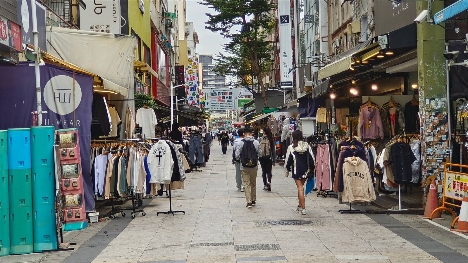 新崛江商圈商家,以販售年輕服飾居多。記者卜敏正/攝影