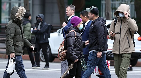 中央氣象署持續發布低溫特報,寒流影響,各地氣溫明顯偏低,有10度以下氣溫發生的機率。記者侯永全/攝影