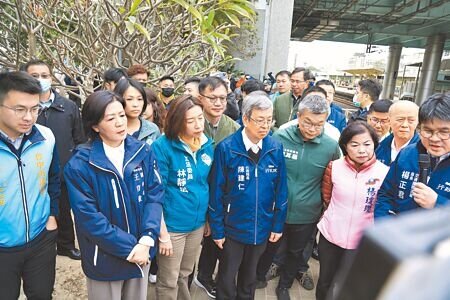 行政院長陳建仁(前右四)21日到台中市台鐵沙鹿後火車站,視察「海線鐵路雙軌化」規畫情形。(張妍溱攝)