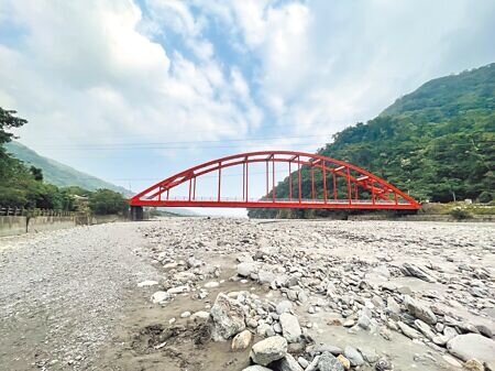 台東太麻里鄉金崙野溪溫泉水乾涸，泡湯民眾失望而返。（蔡旻妤攝）