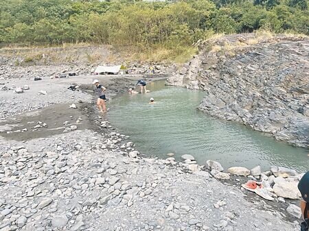 台東太麻里鄉金崙野溪溫泉不受業者時間限制，又能欣賞天然風景，很受民眾歡迎。圖為溫泉水未乾涸民眾泡湯照。（本報資料照片）