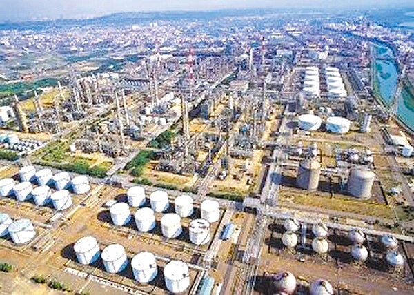 大陸21日宣布自2024年1月1日起,中止丙烯、對二甲苯等12個ECFA稅目的關稅減讓,衝擊石化產業。圖為中油高雄林園石化廠。圖/中油提供