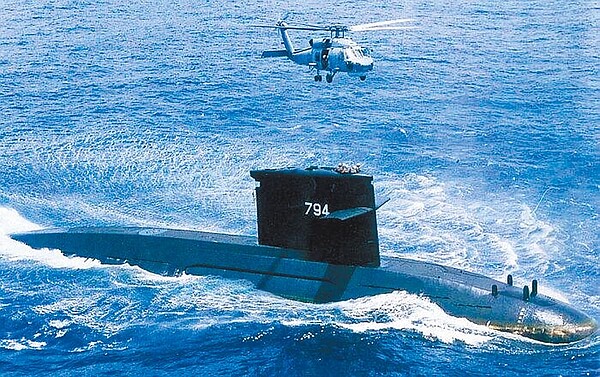 海軍256戰隊海虎潛艦21日因裝備脫落,實施浮航固定時,由於瞬間湧浪大,發生陳姓少校等6名官兵落水意外,目前3人失蹤,連夜搜救。圖/摘自中華民國海軍官網