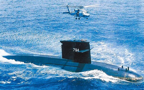 海軍256戰隊海虎潛艦21日因裝備脫落，實施浮航固定時，由於瞬間湧浪大，發生陳姓少校等6名官兵落水意外，目前3人失蹤，連夜搜救。圖／摘自中華民國海軍官網