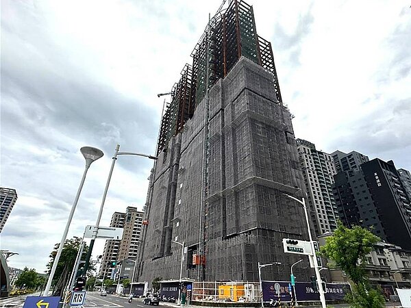 皇苑建設的預售豪宅「御皇苑」,以每坪單價73萬元,突破高雄房價天花板,勇奪高雄豪宅王。圖/業者提供