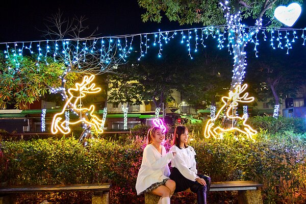 新莊中港大排華麗變身為耶誕氣氛滿滿的必拍景點。圖/新北市政府提供