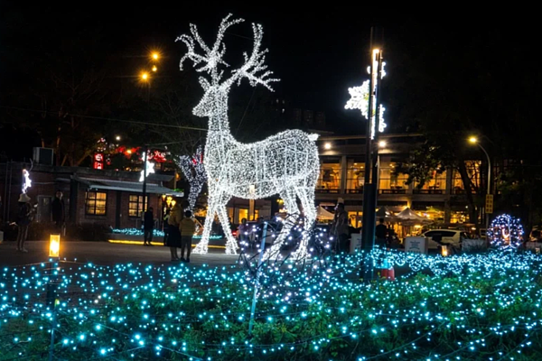 台東縣政府日前推出「鐵花燈の祭」活動,繽紛造型主題燈飾廣受歡迎後,決定這周末加碼多場降雪秀,將鐵花新聚落打造耶誕雪白浪漫氛圍。圖/台東縣政府提供