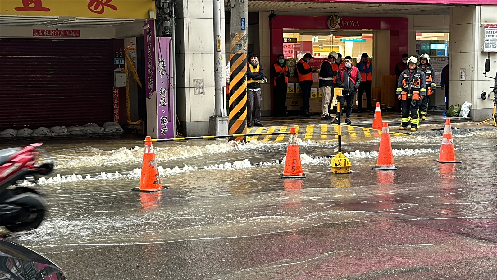 板橋南雅南路發生水管爆裂事件，現場大淹水。記者張曼蘋／攝影 