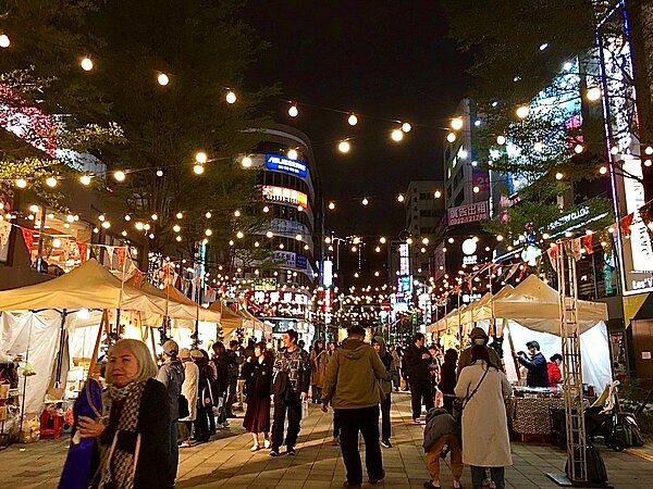 隨著聖誕節日的到來,聖誕系列活動也迎來最高潮,來府中感受濃濃的節慶氣氛並雪拼最炫的禮物,一起把握本周末好炫派對聖誕夜。圖/新北市政府提供