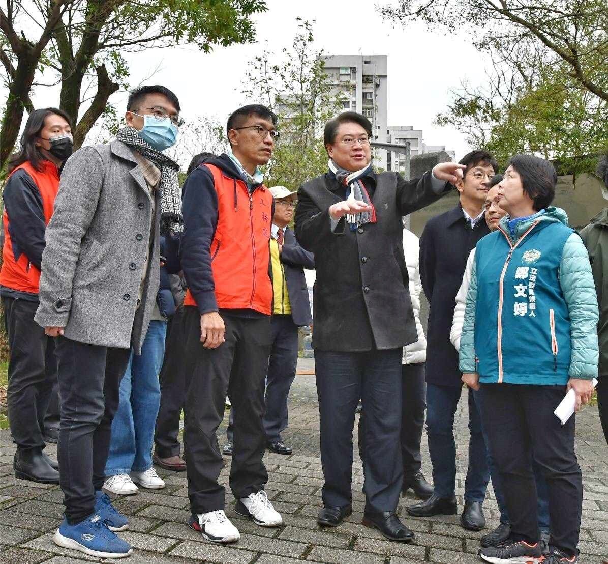 內政部長林右昌22日視察基隆市「安樂區建德國中小通學步道改善計畫」。圖/內政部提供