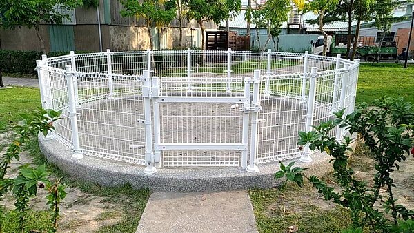 考量公園整體美感,施工期間圍籬網採用白色烤漆。圖/新竹縣政府提供