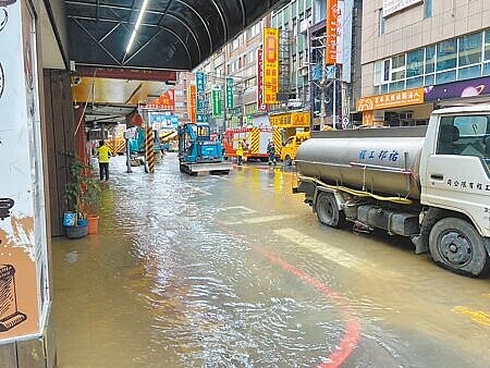 新北市板橋區南雅南路55號前的自來水管老舊,22日凌晨大爆裂後,自來水噴發漫出路面,慘成水鄉澤國,預計停水維修至23日上午10時。(柯毓庭攝)