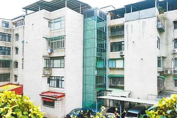 新北市中和圓通路公寓增設電梯於11月完工，順利取得市府的工程經費補助，明年起工程補助經費將調高至300萬元。圖／新北市城鄉局提供
