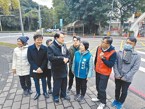 內政部長林右昌(前排左三)、立委蔡適應(前排左二)、立委候選人鄭文婷(前排右三)及多位議員22日視察基隆市建德國中小通學步道與長庚生活圈周邊人行環境改善工程。林表示明年中央有4年400億預算,期許基市府整體規畫爭取。圖/蔡適應辦公室提供
