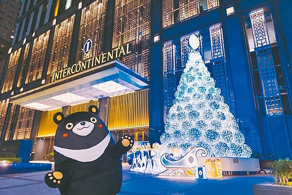 觀光大使「高雄熊」蒐集高雄各大漂亮耶誕樹與慶祝活動,更替海內外旅客規畫「高雄耶誕輕旅行」,帶領市民及遊客漫遊高雄,尋訪超美耶誕樹。(高市府觀光局提供/洪浩軒高雄傳真)