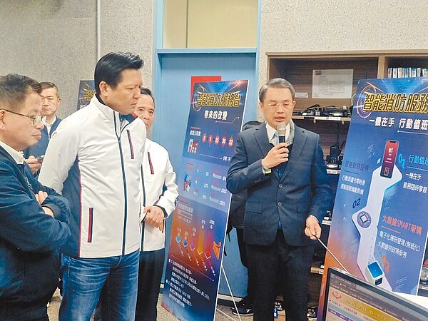 新北市消防局升級智能消防服務台,可減少消防人員出勤時間25%,副市長朱惕之(左二)前往了解設備運作情形。圖/新北市消防局提供