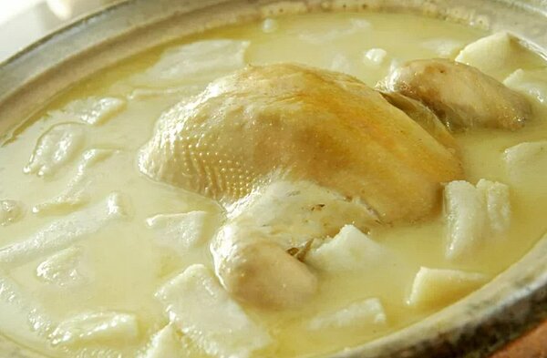 驥園川菜餐廳「砂鍋土雞湯」。圖/聯合報資料照片