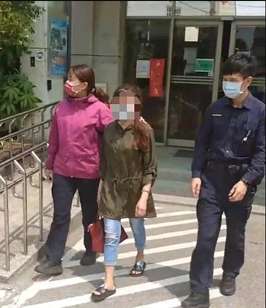 越南籍馮姓女子(中)拿剪刀剪斷黃姓男友的生殖器並沖入馬桶,最高法院依家暴重傷害罪判刑5年定讞。圖/聯合報記者翻攝