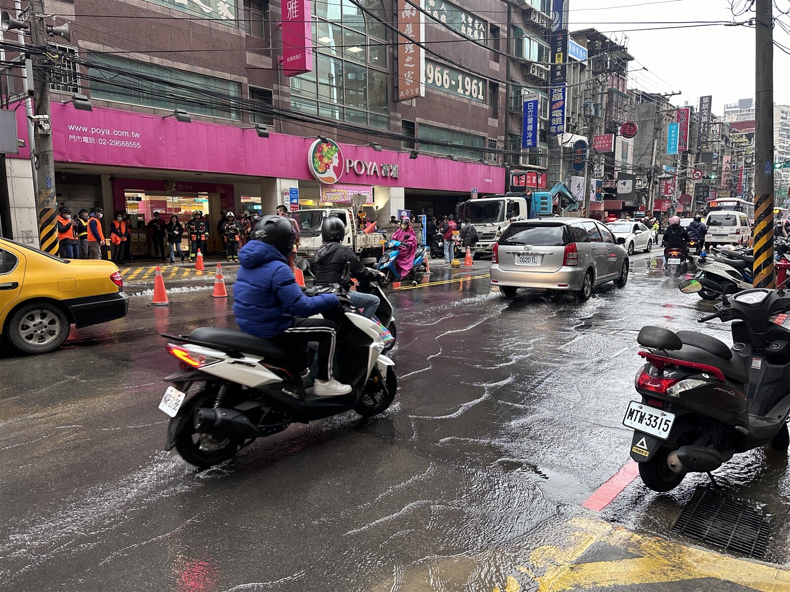 新北市南雅南路昨大淹水，單線雙向通行，一度讓交通大打結。記者張曼蘋／攝影 