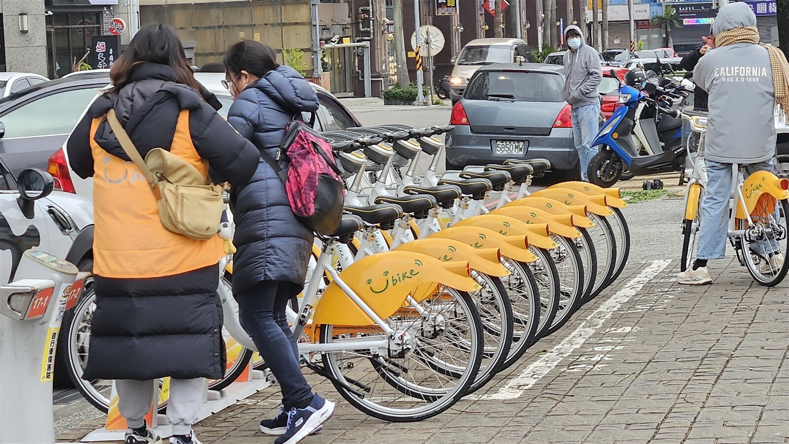 桃園龜山區率先啟用YouBike2.0，已經有不少民眾搶先使用和體驗。記者鄭國樑／攝影 