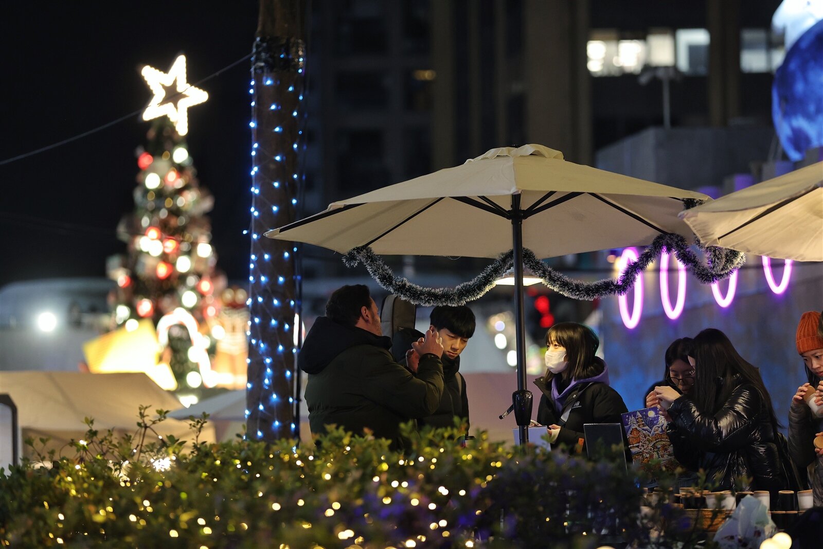 明天下半天乾冷空氣逐漸南下,另一波大陸冷氣團報到,各地溫度將持續偏冷,晚間之後各地溫度往下降。明天晚間到下周一清晨是另一波溫度低點,中北部、東北部空曠地區可能又會有10度上下的低溫出現。記者林伯東/攝影