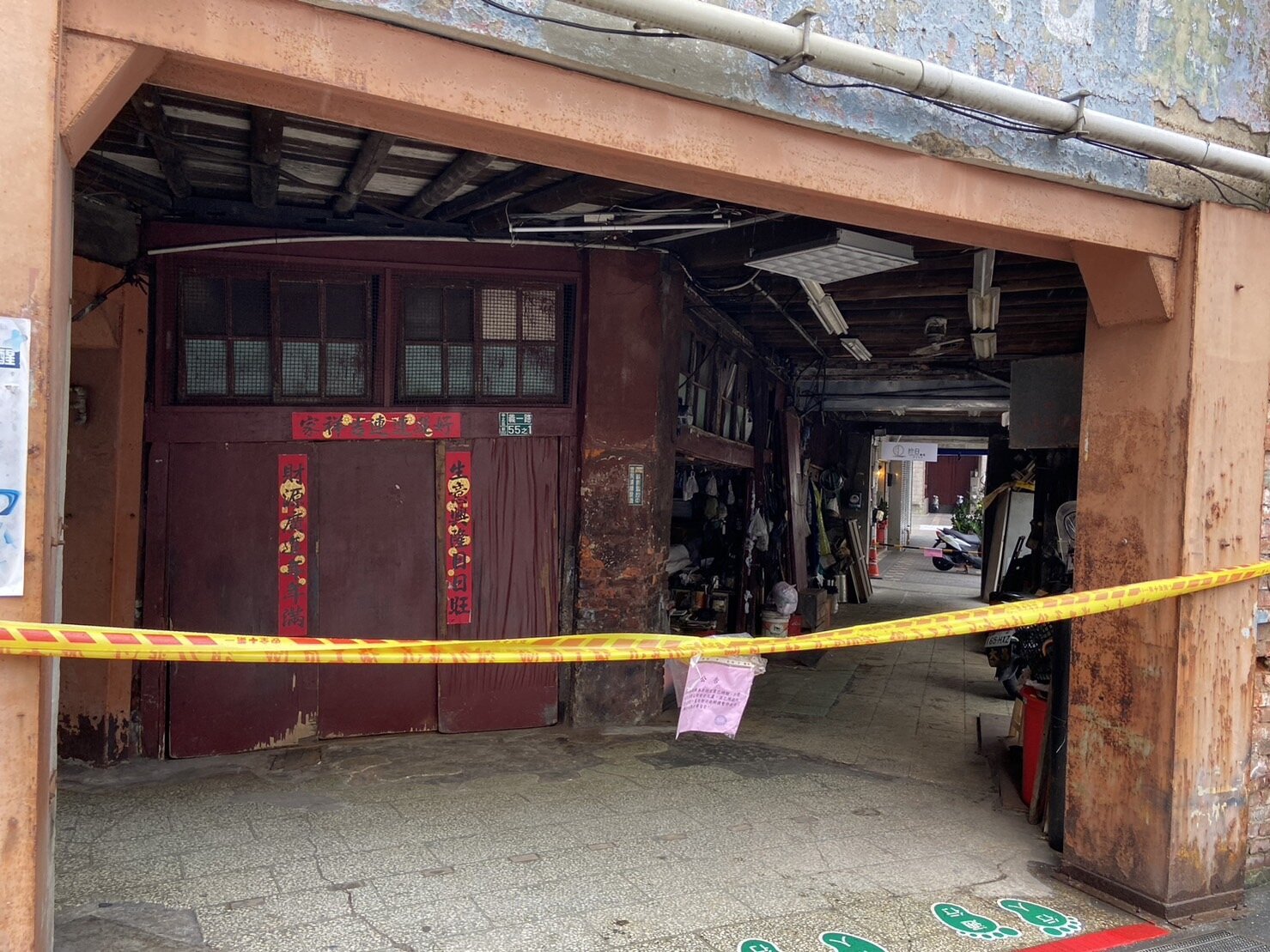 基隆義一、信四路口3老屋傾斜，騎樓封市府限期拆除。記者游明煌／攝影 