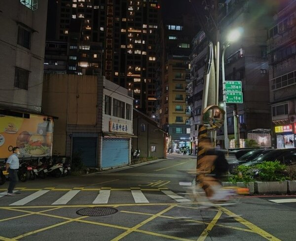 內湖路3段18巷前人行道換裝前照明略為昏暗。圖／台北市政府工務局公園處
