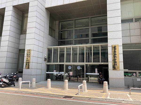 台南地院審酌,李男剛假釋出監,仍不知悔改,不思以正當方式獲取所需,翻越窗戶侵入住宅竊取告訴人財物既遂、未遂,造成蘇婦財產損失及莫大困擾,依法量處其刑。圖/聯合報系資料照