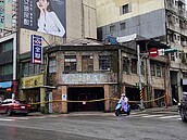 基隆義一、信四路口3老屋傾斜騎樓封　市府限期拆除