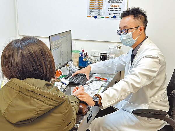 中醫師許名均(右)建議民眾可透過運動、飲食、泡腳及按摩穴道等方式,預防心血管疾病。圖/馬光中醫診所提供