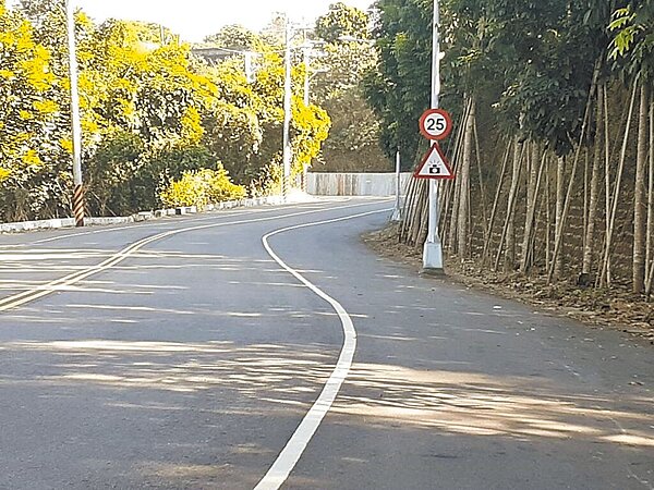 台中市霧峰區吉峰東路是朝陽科技大學學生自校區通往第二宿舍區要道,台中市警察局霧峰分局23日表示,將規畫移動式測速照相勤務,預計明年1月22日開始執法。圖/霧峰警分局提供