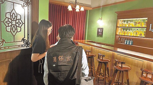 新北市法制局消費者保護官針對轄內6間密室逃脫業者聯合稽查,發現6家業者建築物公共安全申報部分均不合格,已移請主管機關工務局處理。圖/新北市消費者保護官提供