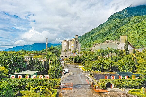 亞泥花蓮廠首席副廠長陳志賢表示,政府相關規範要修改才行,否則低碳水泥還是只能使用在民間的房屋建築。圖為亞泥花蓮廠。圖/亞洲水泥提供