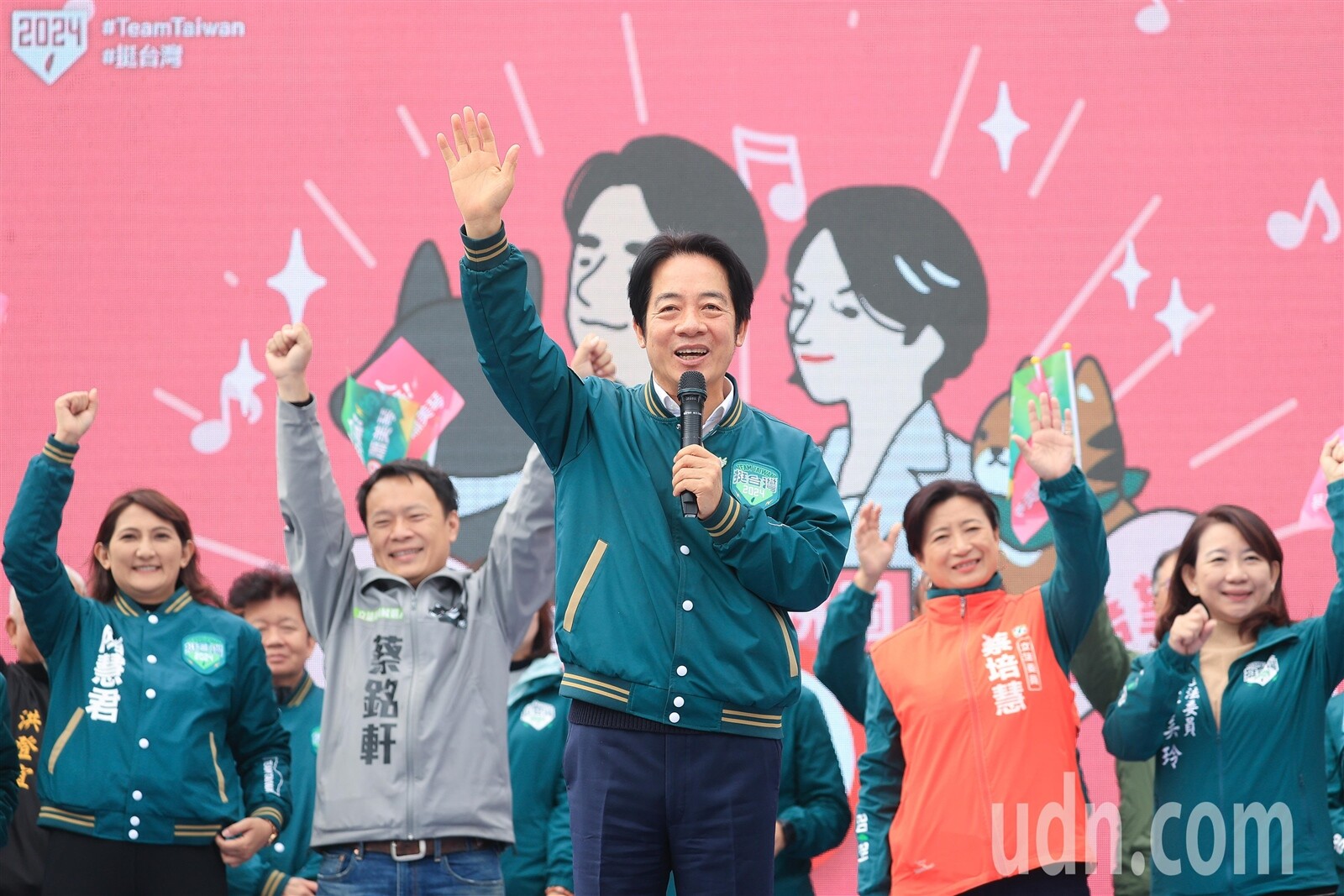 民進黨總統候選人賴清德（中）環島拼圖活動第三天來到南投，向鄉親提出「一個吸引、兩大升級、八大計劃」，推動台中捷運延伸到南投、集集支線延伸到彰化高鐵，讓觀光客進到南投。記者余承翰／攝影 