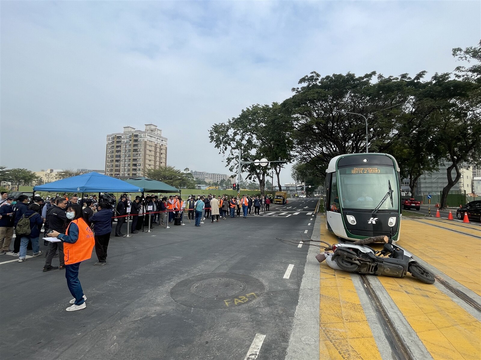 交通部官員履勘高雄輕軌,列出2項營運前須改善事項,改進才能開始試營運。記者蔡世偉/攝影