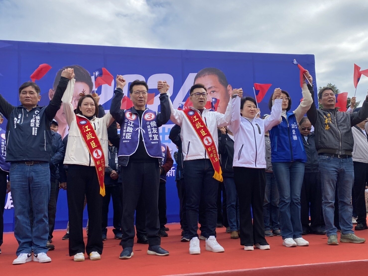 台中第八選區國民黨立委候選人江啟臣今早在東勢區舉辦東勢區競選造勢大會,國民黨副總統候選人趙少康上台與眾人手拉手。記者林佩均/攝影