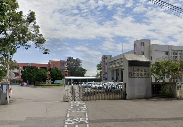 新竹縣高中職量能不足，116學年度恐有5百多名學生必須遠赴鄰近縣市讀書，引發家長不滿。圖為新竹縣立湖口高級中學。圖／Google Map