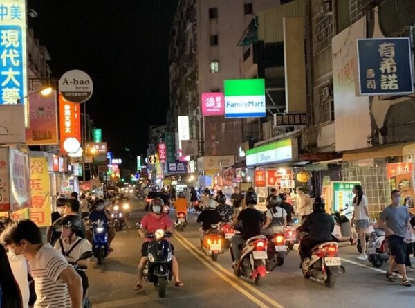 台南有不少「道路型夜市」將積極輔導合法。圖／台南市場處提供

