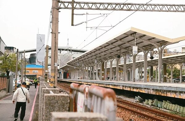 嘉義縣市鐵路高架化延伸計畫「民雄車站先期工程」前天動土，鐵道局目前進行工程細部設計，先施工民雄車站區內公有地工程。圖／嘉縣府提供
