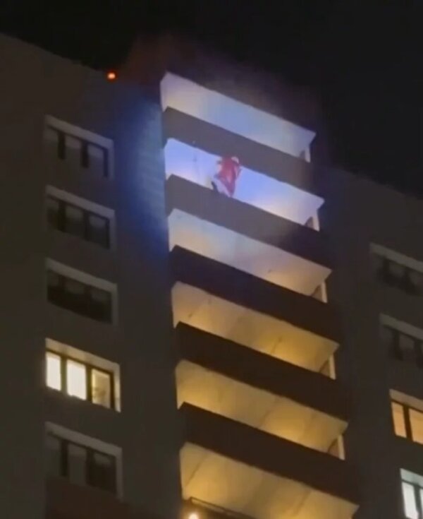 俄羅斯一名男子裝扮成聖誕老人，原先計畫從24樓垂降至地面，不料竟出現失誤，意外墜落身亡。圖／X「@ahmed_tous31480」
